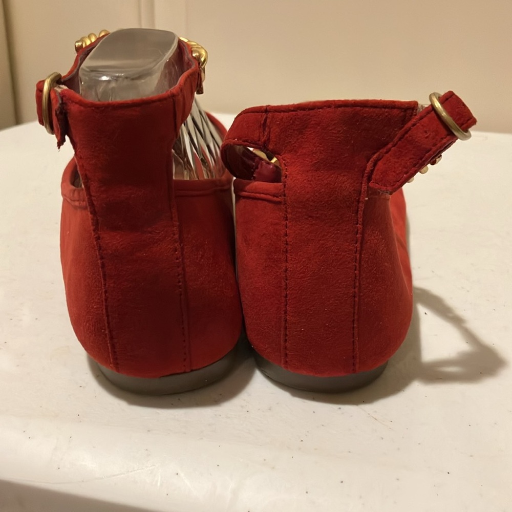 New Arizona 9M Red Ankle Strap w/Gold Chain Flats Faux Suede Fabric Upper - Picture 3 of 7
